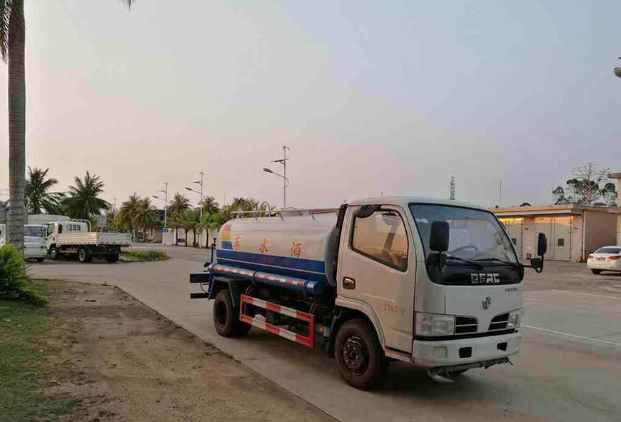 東風(fēng)D6多利卡灑水車(chē)